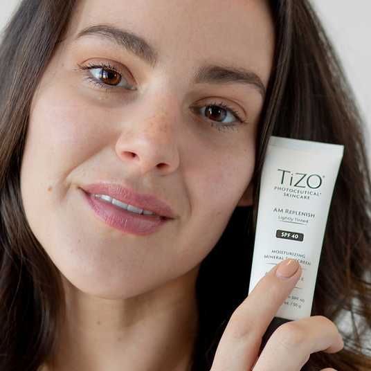 ᐉ Зволожувальний сонцезахисний крем з легким відтінком SPF 40