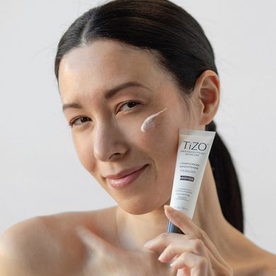 Крем для вирівнювання кольору обличчя TiZO Photoceutical Skincare Complexion Brightener 29 мл - основне фото