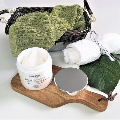 Отшелушивающие пады с салициловой кислотой Medik8 Blemish Control Pads 60 шт - основное фото