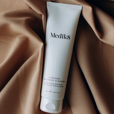 Гель для умывания с кислотами и экстрактом мангостина Medik8 Surface Radiance Cleanse 150 мл - основное фото